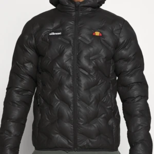 Vinterjacka  - Ny vinterjacka/höstjackan i untmärkt skick. Nypris 1500 kr