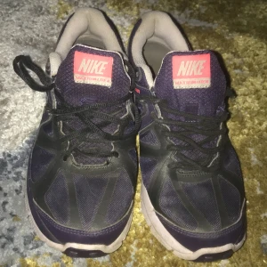 Nike air max skor - Säljer ett par Nike air max skor,jätte fint skick och sparsamt använda, skorna tvättas innan de säljs och det är storlek 38, 