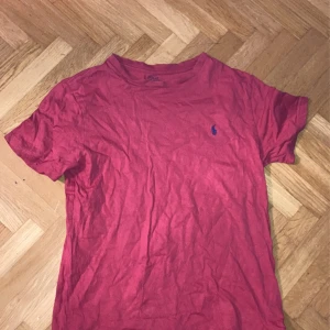 Röd ralph lauren t-shirt - Tog en bild från google för hann inte ta en bra bild. Den är i bra skick och knappt använd.