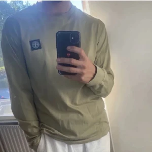 Stone Island  - Stone Island Tröja i storlek M, Använd fåtal gånger, skick 10/10, mer bilder går att få. Går att äktighets verifiera. Tag finns. Skriv vid frågor.  Ny-pris 1800kr skriv vid intresse