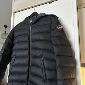 Colmar jacka  - Colmar jacka i bra skick säljes!   Inga hål eller liknande, har använt varsamt. Säljer då den tyvärr inte kommer till användning. Nypris 4300kr. 