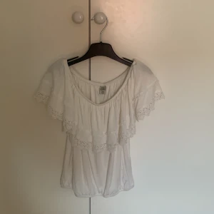 Vit blus  - Fin sommar blus som nästan aldrig använts. Storleken är 146/152  barn men den är minst lika stor som en xs/s.