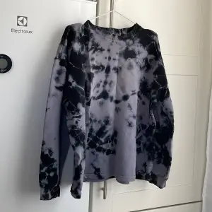 Tie dye tröja från NA-KD! Storlek M💙