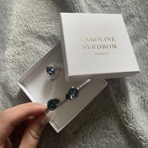 Caroline svedbom - Så underbara smycken. En ring oxh ett armband, båda justerbara i storleken! Supebra skick, bara använda en gång!  Nypris för båda: 1195kr  Säljer dem ihop för: 600kr Ringen: 250kr Armbandet: 400kr