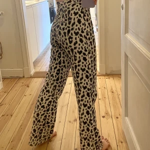 byxor med kotryck, zebra, leopard hög midja - säljer mina vackra byxor med trendigt tryck, hög midja, de är varma, kan bäras på vintern, fleece vibe .  storlek S, kan vara XS, min längd är 165, 65 midja. det står dolce gabbana på taggen, men kanske vintage eller fejk, jag vet inte.