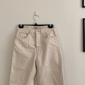 Beige jeans NA-KD - Använda fåtal gånger, perfekt skick! 