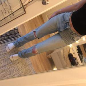 Midwaist jeans från Zara! Använt fåtal gånger, säljer då dom inte kommer till användning. Storlek 34/36. 120kr! 