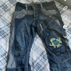 Y2k Jeans - Unika jeans som jag köpte utomlands men tyvärr är för små för mig, de har en straight fit. W33 L32, true to size. Har ni några funderingar så är det bara och höra av sig! (Köp inte via ”köp nu” utan att kontaktat mig innan)