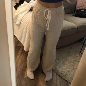 Beiga linnebyxor - Jättefina beiga linnebyxor, fint skick. Köpta på sellpy men jag tyckte inte modellen satt skönt på mig. Raka ben, lagom längd på mig som är runt 160. Storlek Xs/34 men skulle passa en kortare M/38 också kan jag tänka mig. 