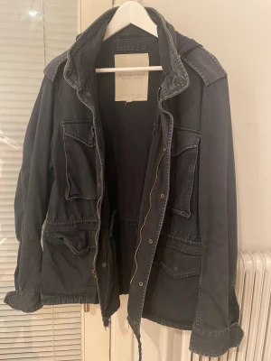 Ralph Lauren jeansjacka - Fint skick överlag. Dock ett hål i ryggen som ej syns när luvan hänger! Storlek M passar L.