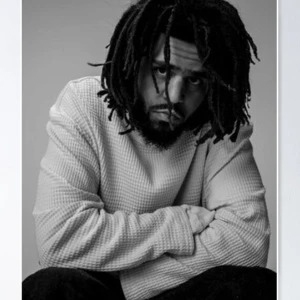 Poster - Säljer denna J. Cole postern som e 65x84 cm stor. Den är helt ny, kvar i förpackningen men utan ram!❤️‍🔥