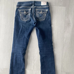 True religion  - Säljer dessa bootcut trueys som bara är använda en gång. Älskar dom men sitter inte som jag vill💕 innerbenslängd: 80cm  Midjemått (rakt över): 37cm (jag är ca 170)