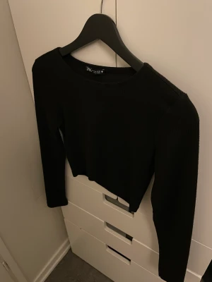 Zara topp - Säljer denna zara topp med ett litet ribbat material. Den är i storlek M men skulle säga att den är mindre i storleken och mer som en S💕
