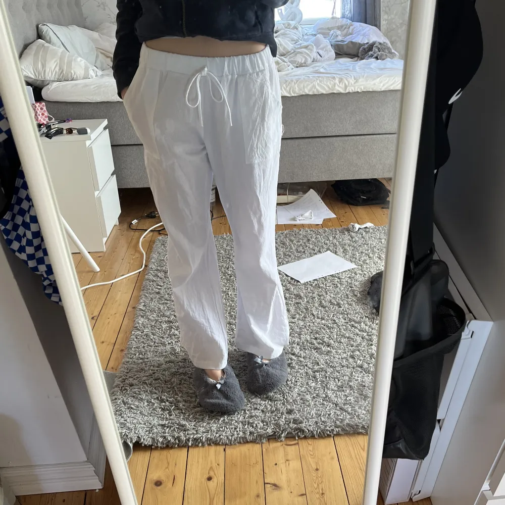 Ett par vita linnebyxor med fickor där fram som är nästintill oanvända, 190 + frakt. Jeans & Byxor.