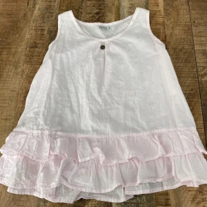 Rosa blus - Jätte dom rosa blus men kommer inte till användning hos mig. Den är rätt tunn men inte så genomskinlig. Jätte fina volanger längst ner. Och så har den typ en knapp på bröstet