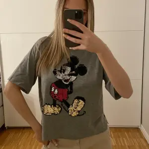 Grå t-shirt med Mickey Mouse tryck i form av paljetter. Fint begagnat skick. Både för vuxna & barn. Kan mötas upp i Malmö - vid frakt står köparen för fraktkostnaden. Betalning via swish & ingen retur. Kontakta mig vid frågor/intresse!⚡️