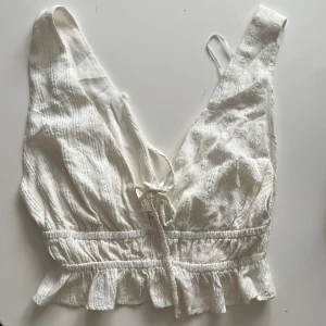 Topp - Supergulliga somrig topp från  Bershka i storlek s. Helt oanvänd, säljs för 90 kr +eventuell frakt✨