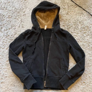 Hoodie med dragkedja  - Svart hoodie med dragkedja i strl. xs 🤍 