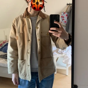 Carhartt vintage jacka - Riktigt riktigt fin gammal carharttjacka vilken har blivit för liten för mig. Passar utmärkt som vårjacka då den är fodrad med något slags ull. Carhartt-lappen som brukade sitta på fickan finnes så om man vill sy fast den igen så går det.