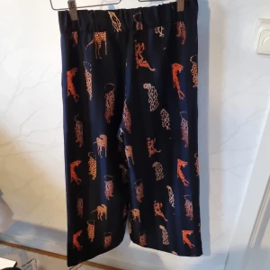 Byxa från MONKI - Cool byxa från MONKI I XS