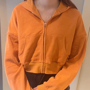 Croppad hoodie - Croppad hoodie från H&M. Aldrig använd prislappen är kvar. Storlek M.