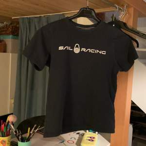 Tjena säljer min Sail racing T-shirt som nu är för liten för mig. Inga skador eller märken. Priset kan diskuteras vid snabbt köp
