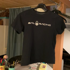 T-shirt  - Tjena säljer min Sail racing T-shirt som nu är för liten för mig. Inga skador eller märken. Priset kan diskuteras vid snabbt köp