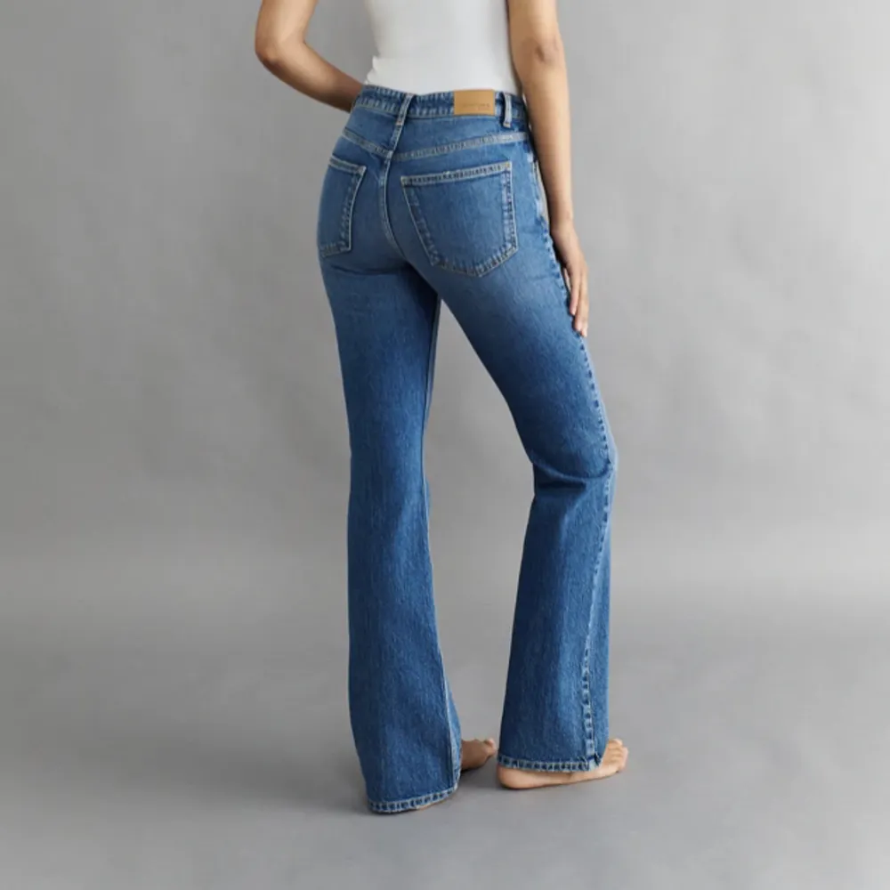 Slutsålda mid rise jeans från Gina tricot, ordinarie pris 500kr. Använda ett par gånger men i bra skick. Passar i längden på mig som är omkring 165, skriv för fler bilder!. Jeans & Byxor.