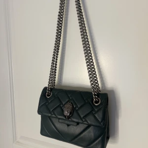 Kurt geiger väska - Säljer min älskade gröna Kurt geiger väska💘liten defekt (tredje bilden) men knappt synlig💞kan även tänka mig byta mot någon annan märkesväska💗pris kan diskuteras! Köparen står för frakt