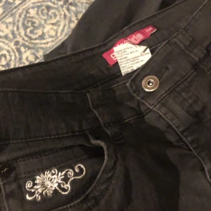 Pop Queen jeans  - Jätte fina fickor på dessa jeans lågmidjade straight leg 