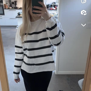 Randig tröja - säljer en randig tröja som jag har 2 av därför behöver jag inte denna. Den har en liten slits vid kanten som ni ser💕