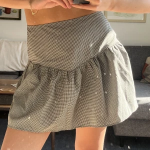 Kjol  - rutig kjol från. aldrig använd. bra för sommaren