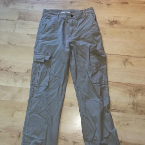 Cargobyxor  - Cargobyxor från ASOS använda ett fåtal gånger, tunna i materialet 