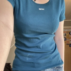 esprit topp - en blå t-shirt från esprit! det står att den är i storlek L men jag som är en storlek S tycker inte den för stor för mig, möjligtvis lite lös. så ha det i åtanke!❤️