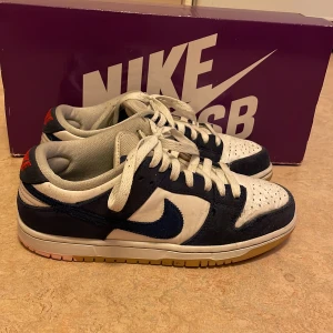 Nike sb dunk low la dodgers - Rätt så slitna, skick 6/10. Finns en liten repa vid framdelen av ena skorna. Kartong ingår inte! Men skorna over all är helt användbara, sullan är helt perfekt🔥.