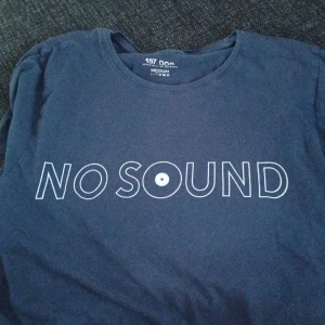 No sound t-shirt - En fin och skön vanlig mörkblå tröja från lager157 💗 använd ett par gånger så säljer billigt 😊