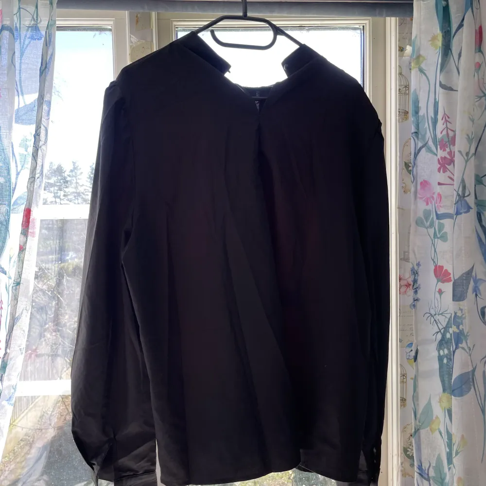 Ovet sized svart skjorta/blus Endast testad en gång Tror den är i storlek xl. Blusar.