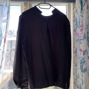 Ovet sized svart skjorta/blus Endast testad en gång Tror den är i storlek xl