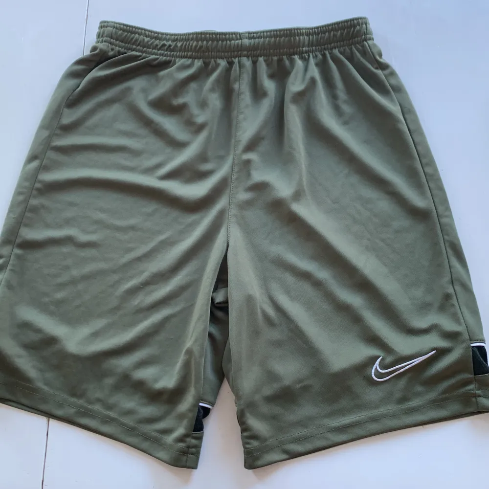 Jätte fina Nike shorts med hög midja (enligt mig) köpt från Zalando i stl 158/170 (storleks lapp på shortsen är borttagen)❤️ köpt förra sommarn och högst använda 2-3 ggr! Org pris: 169kr mitt pris: 79kr 🫶🏼. Shorts.