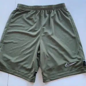 Jätte fina Nike shorts med hög midja (enligt mig) köpt från Zalando i stl 158/170 (storleks lapp på shortsen är borttagen)❤️ köpt förra sommarn och högst använda 2-3 ggr! Org pris: 169kr mitt pris: 79kr 🫶🏼