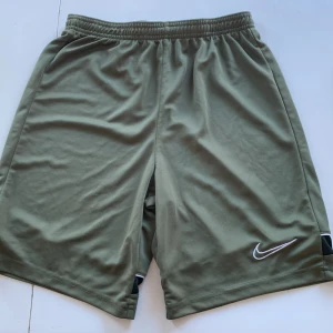 Nike shorts grön - Jätte fina Nike shorts med hög midja (enligt mig) köpt från Zalando i stl 158/170 (storleks lapp på shortsen är borttagen)❤️ köpt förra sommarn och högst använda 2-3 ggr! Org pris: 169kr mitt pris: 79kr 🫶🏼