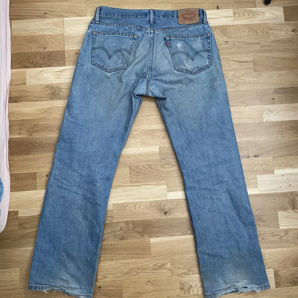 Säljer mina Levi’s jeans då jag har ett par liknande. Modell 505 storlek 32. Snygg passform och bra kvalite.. Jeans & Byxor.