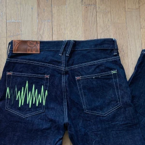 The Hundreds Jeans - Skitsnygga jeans från The Hundreds, som tyvärr inte kommer till användning längre. Jag har sytt upp jeansen så de går ner till marken/fötterna på mig som är 160, sitter även baggy på mig🌟