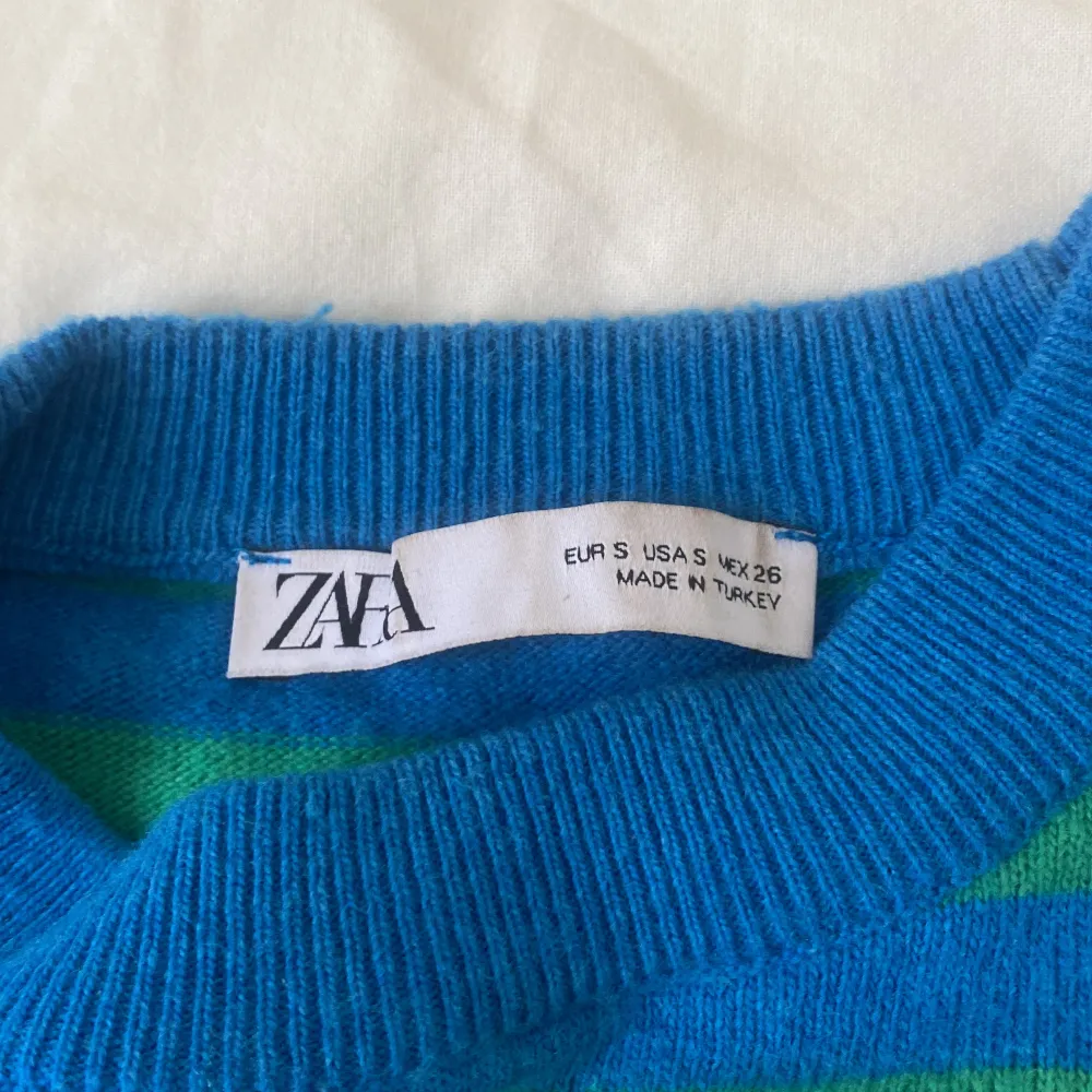 Fin stickad tröja från Zara i storlek S. Säljer då den inte kommer till användning längre💘 original pris 400kr. Stickat.