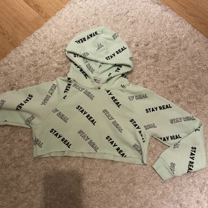 Hoodie  - En fin grön hoodie och jag sjölv ha klippt av vid magen. 