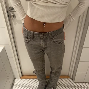 Levi’s jeans - Säljer dessa super fina levis jeans som är gråa. Dem är i storlek s (36) jag är 166 och dem är bra i längden. Dem har även en slits där nere.