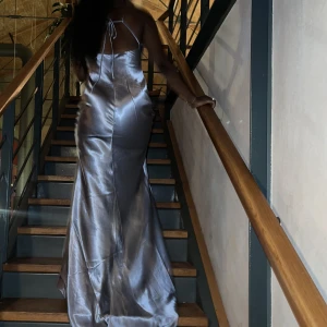 Balklänning/ klänning  - En Jättefin blå balklänning som är lång och perfekt för balen eller liknande. Priset kan diskuteras😁. Prislappen är fortfarande kvar på klänning. Har Använts  en gång för att ba ta bilder. Den är som ny. Har kvar förpackning och allt 🙂