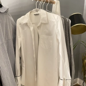 vit skjorta  - säljer min vita skjorta från hunkydory, står ingen storlek men sitter bra på mig som brukar ha XS/S, har inga defekter. skriv privat för fler bilder eller frågor💕tar emot prisförslag