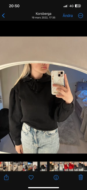 Svart hoodie - En helt normal hoodie fast lite kroppad och lite puffärmar. Den är helt oanvänd även fast prislappen inte är kvar. Storleken är Xs/S men känns mer som en S. Vid intresse eller frågor kontakta mig💗