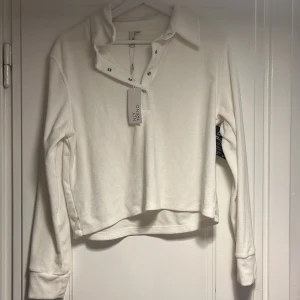 Tröja  - Tröjan är från Nelly, aldrig använd. Matrialet är frotté men ändå mjukt.  Storlek: Xs, Pris: 65kr